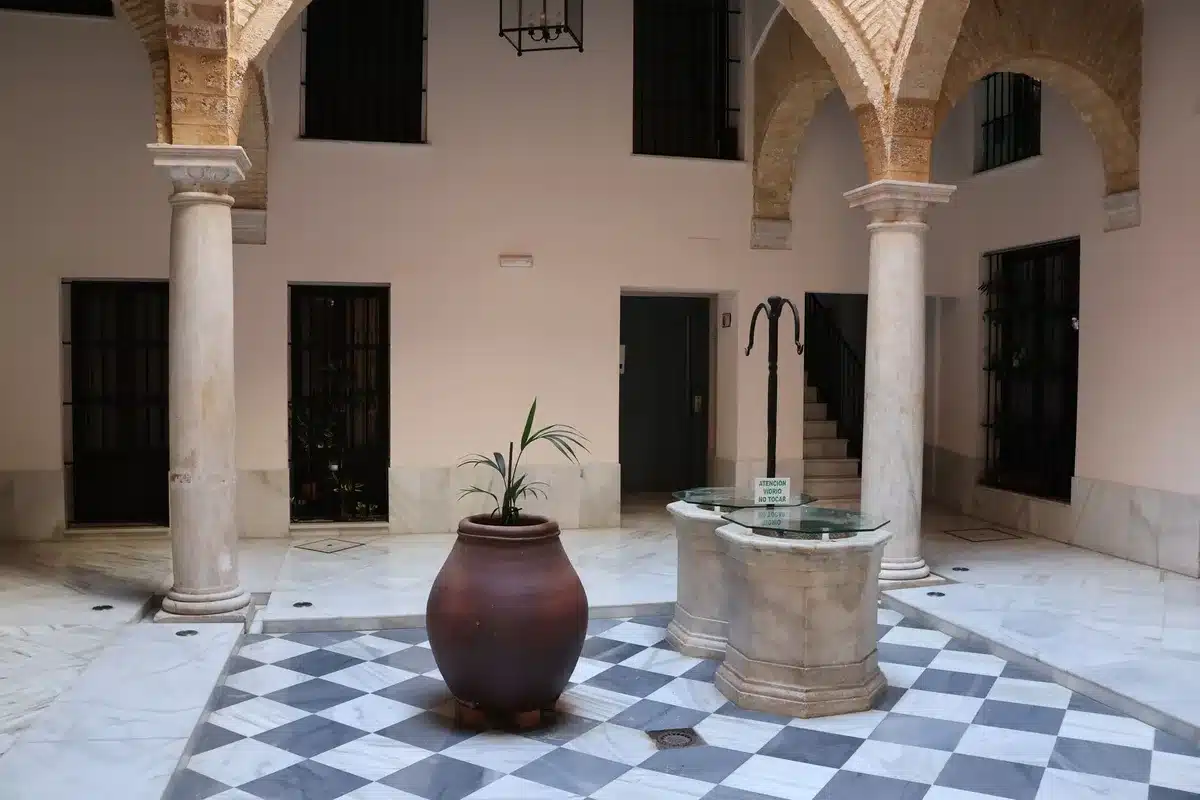 Fachada de un palacio histórico mediterráneo con arquitectura clásica