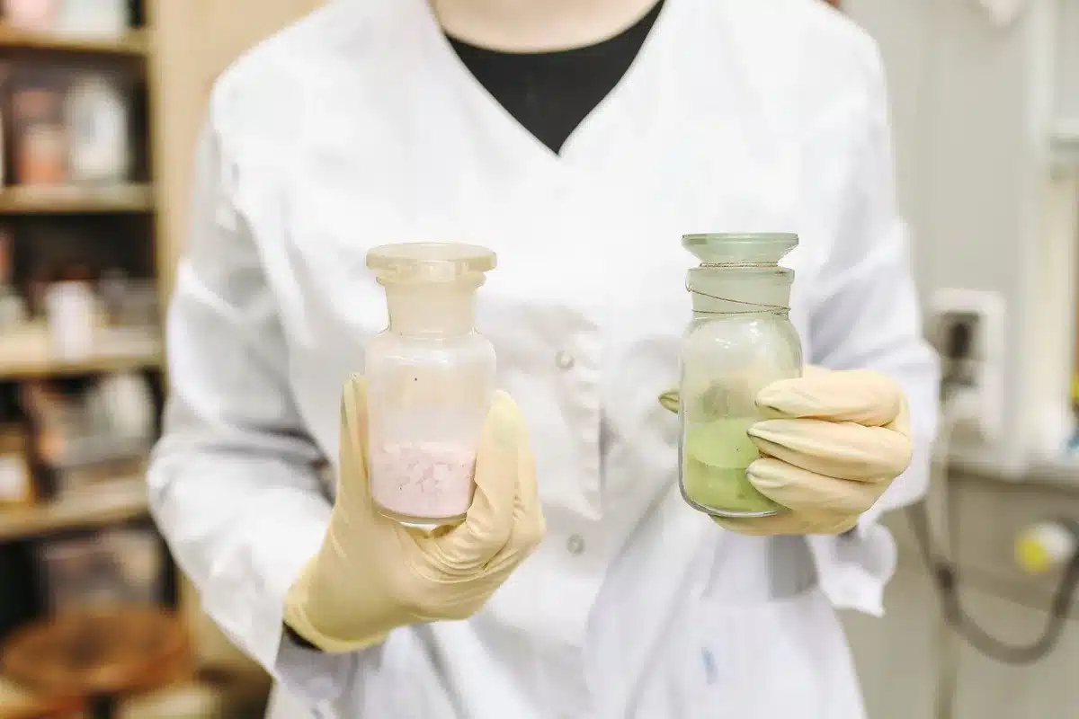 Investigador en laboratorio analizando compuestos bioactivos de hongos en tubos de ensayo