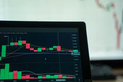 Operadores de bolsa siguiendo índices bursátiles en tiempo real en una sala de trading