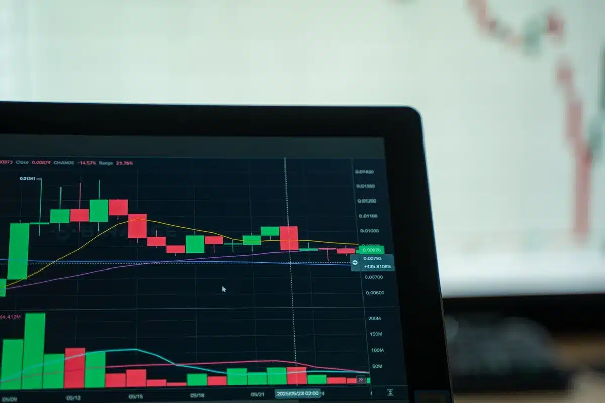 Operadores de bolsa siguiendo índices bursátiles en tiempo real en una sala de trading