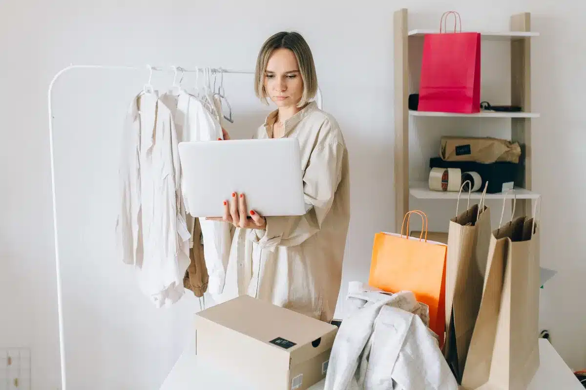 Tienda pop-up de moda con prendas de colecciones limitadas en exhibición