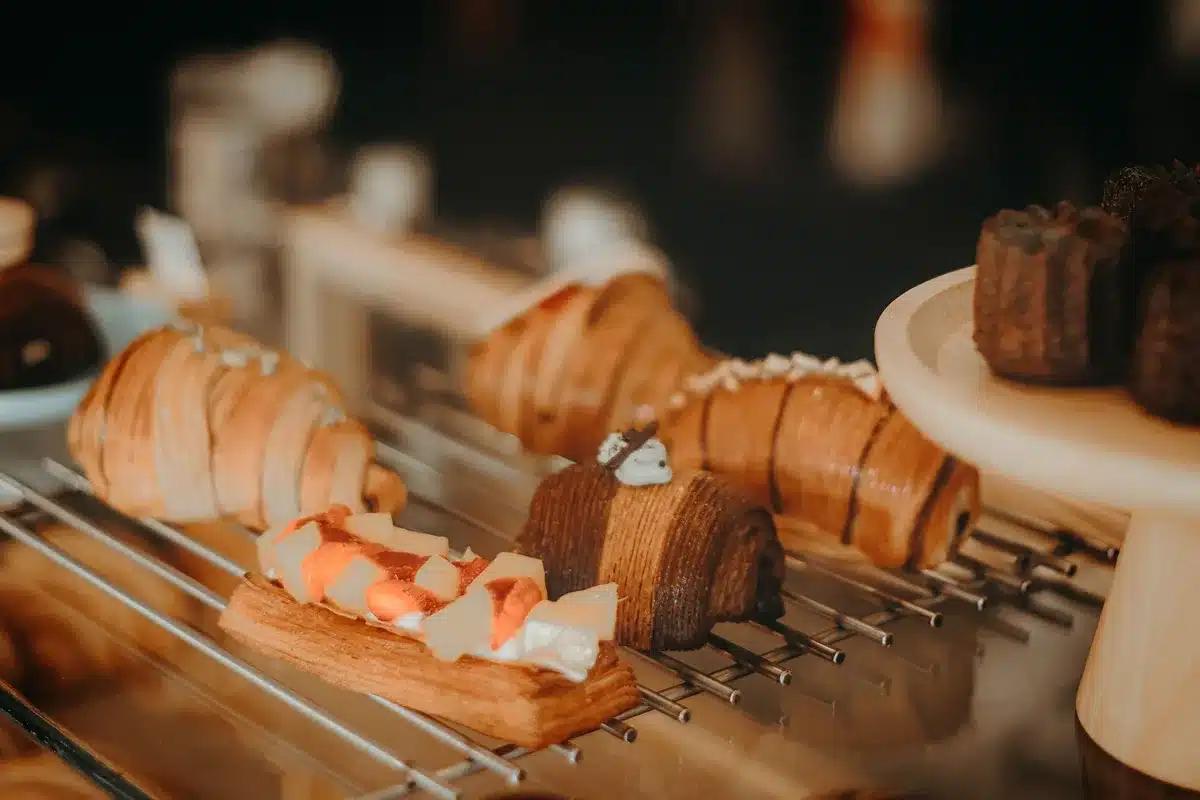 Panadería artesanal con productos frescos y packaging cuidadoso en mostrador