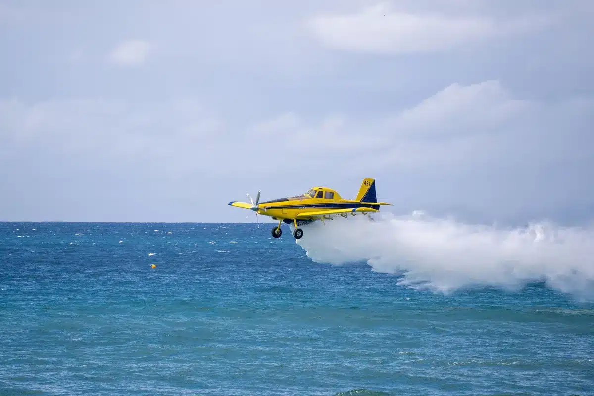 Prueba de descarga de agua desde aeronave en ensayos de campo