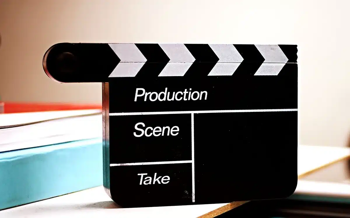 Equipo de producción enfrentándose a dificultades logísticas durante el rodaje de una serie.