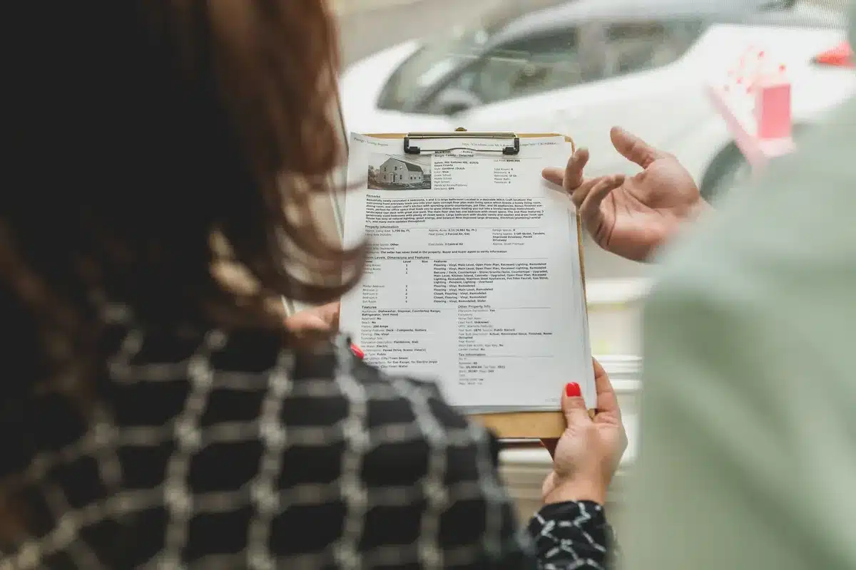 Documentos legales sobre decomiso de propiedades inmobiliarias de lujo