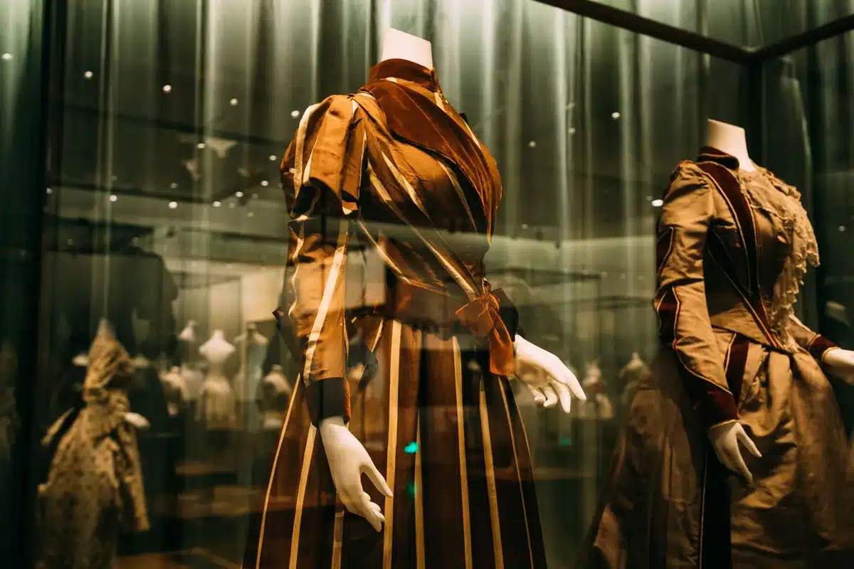 Detalle de vestuario y diseño de época para recrear tres décadas en la película.