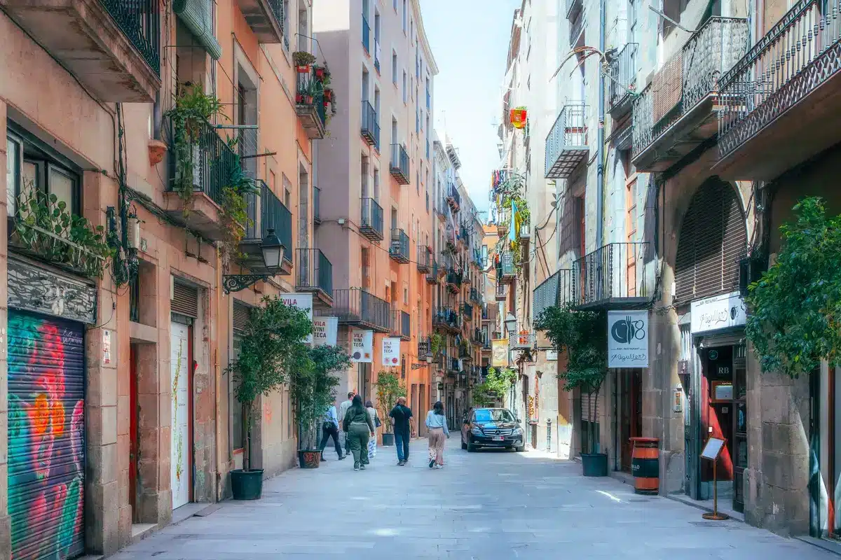 Calle antigua de pueblo español con arquitectura tradicional y atmósfera nostálgica.