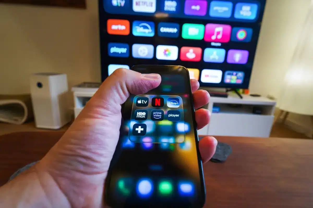 Pantalla de televisión mostrando contenido en plataforma streaming en una sala de estar acogedora.
