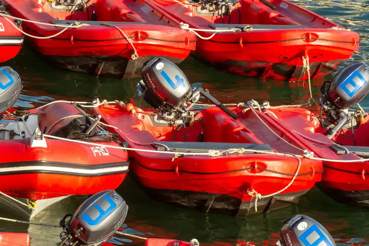 Operación de rescate en el mar con embarcación de emergencia