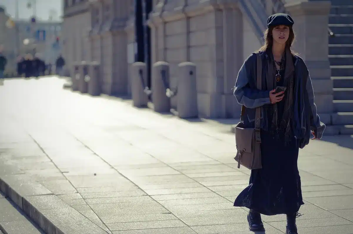 Mujer con atuendo monocrom&aacute;tico en tonos de azul en la calle.