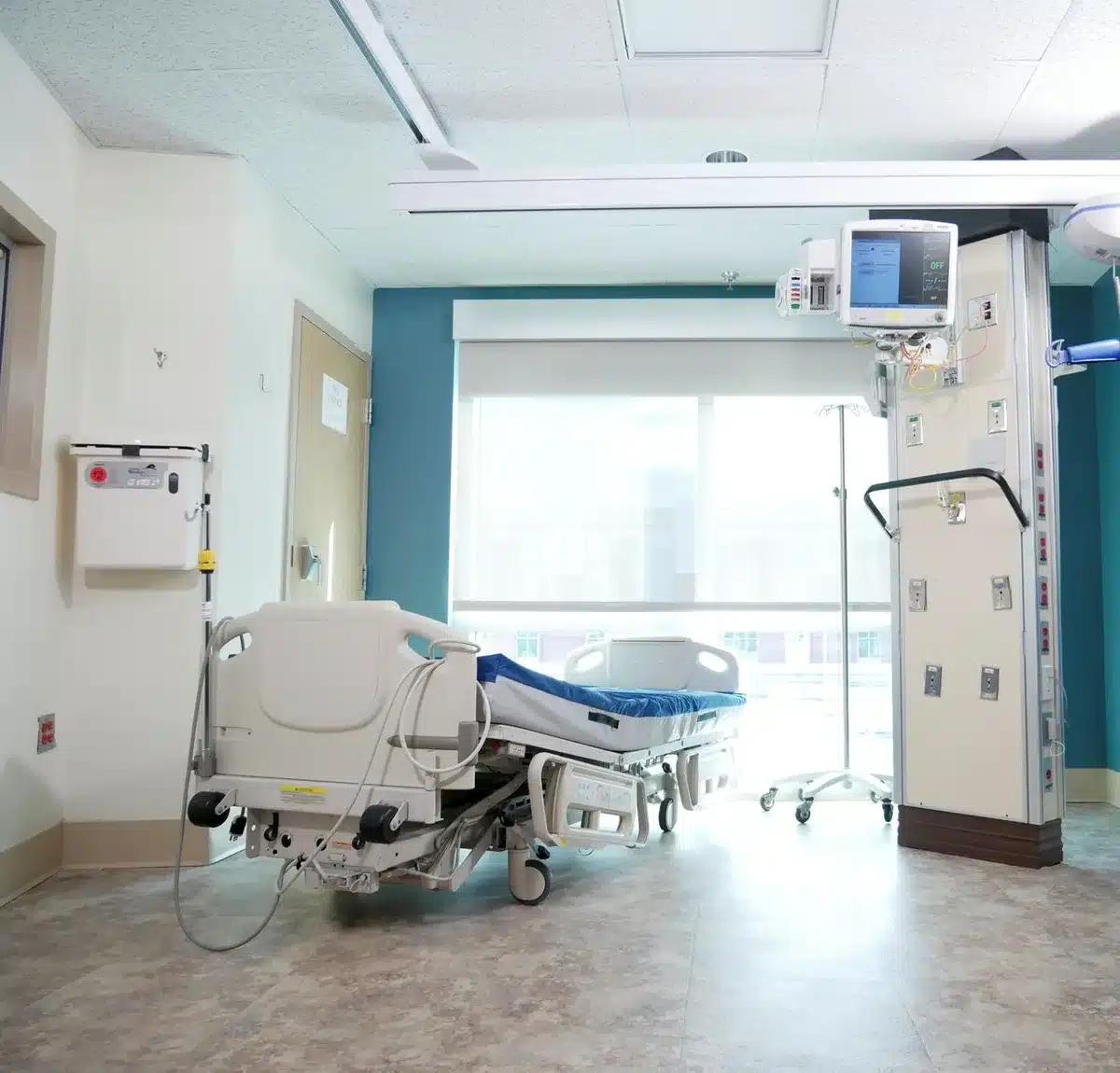 Equipo médico atendiendo a un paciente en crisis en la sala de urgencias