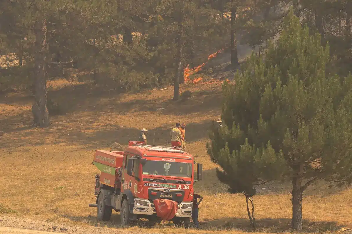 Cami&oacute;n autobomba volcado durante operaci&oacute;n de extinci&oacute;n de incendios en terreno complejo