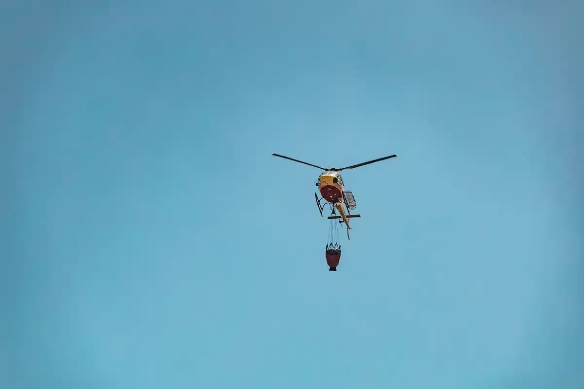 Helic&oacute;ptero de extinci&oacute;n de incendios forestales en operaci&oacute;n coordinada