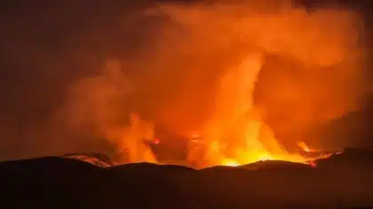 Vehículo de emergencia volcado en operación de extinción de incendios en terreno montañoso