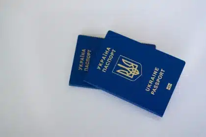Personal de control fronterizo procesando documentos en un puesto de control de fronteras con migrantes esperando