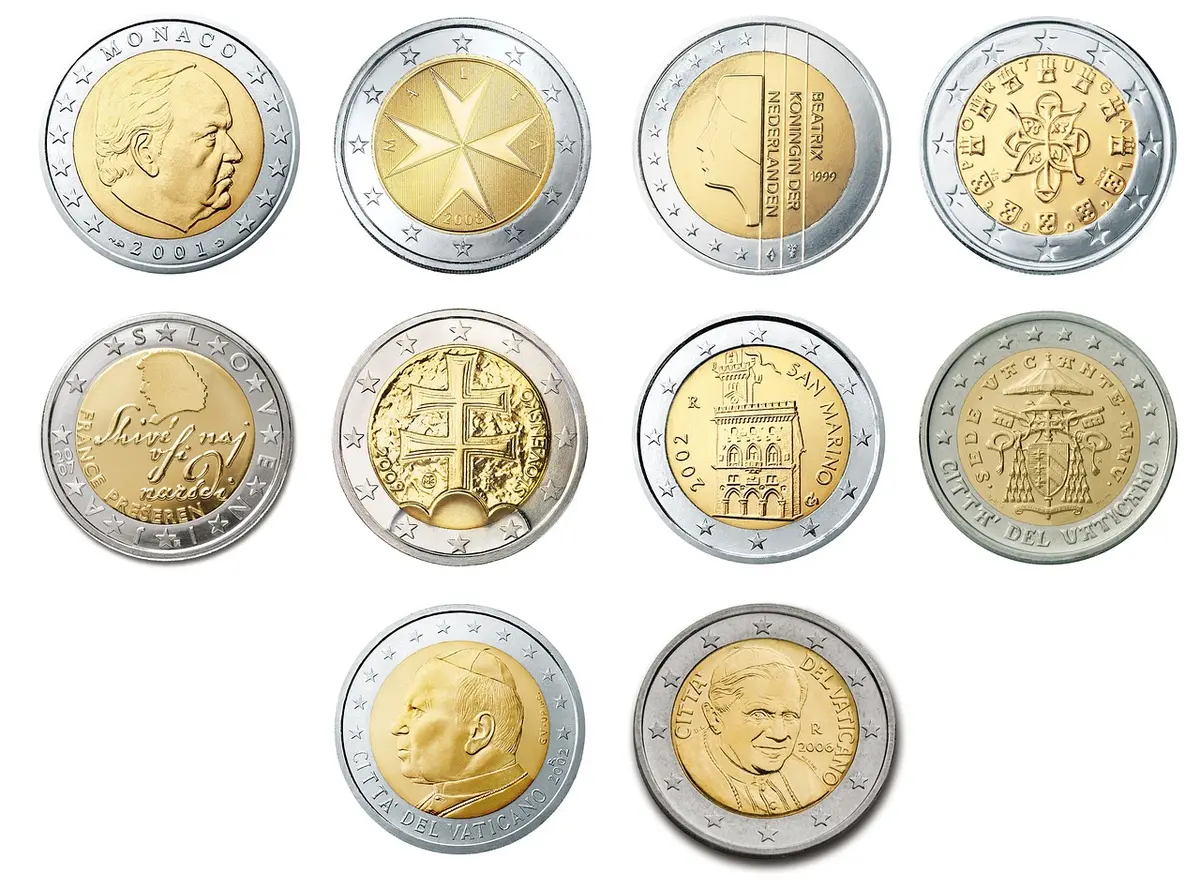 Manos anónimas sobre facturas y extractos bancarios en una mesa