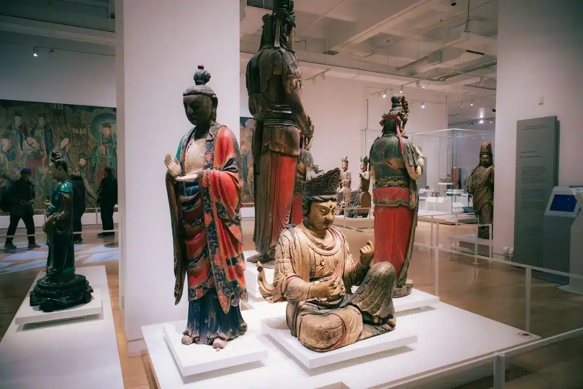 Empty museum gallery with a display case holding an unbranded traditional sword, neutral lighting, no people