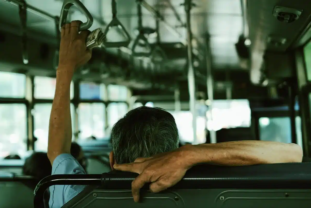 Interior de un autobús con pasillo y volante, sugiriendo maniobras erráticas