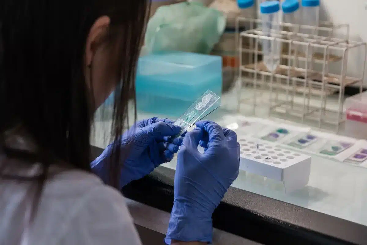 Prueba de alcoholemia con dispositivo en una comisaría