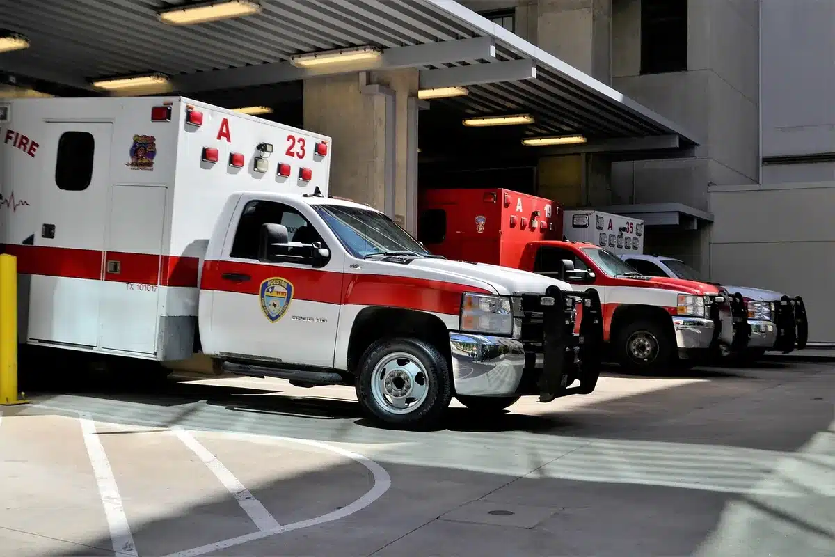 Sala de emergencias con pacientes y personal sanitario bajo presión
