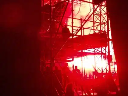 Silueta anónima en un backstage de premio con cámaras y focos