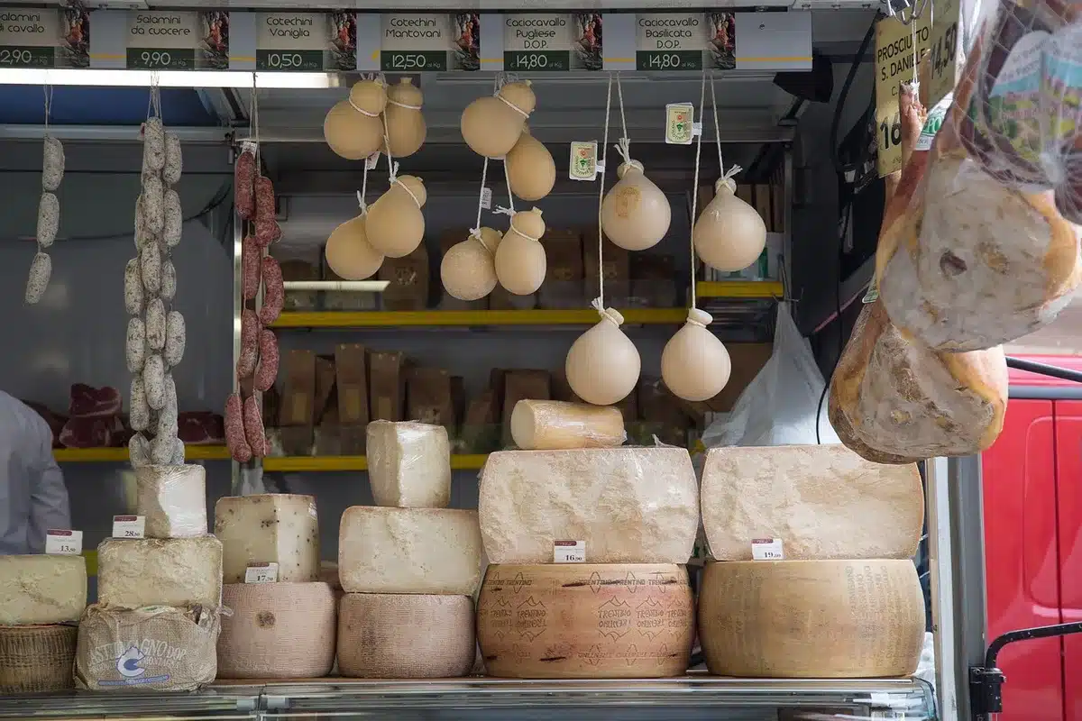 Puestos con productos transformados a base de higo en una feria
