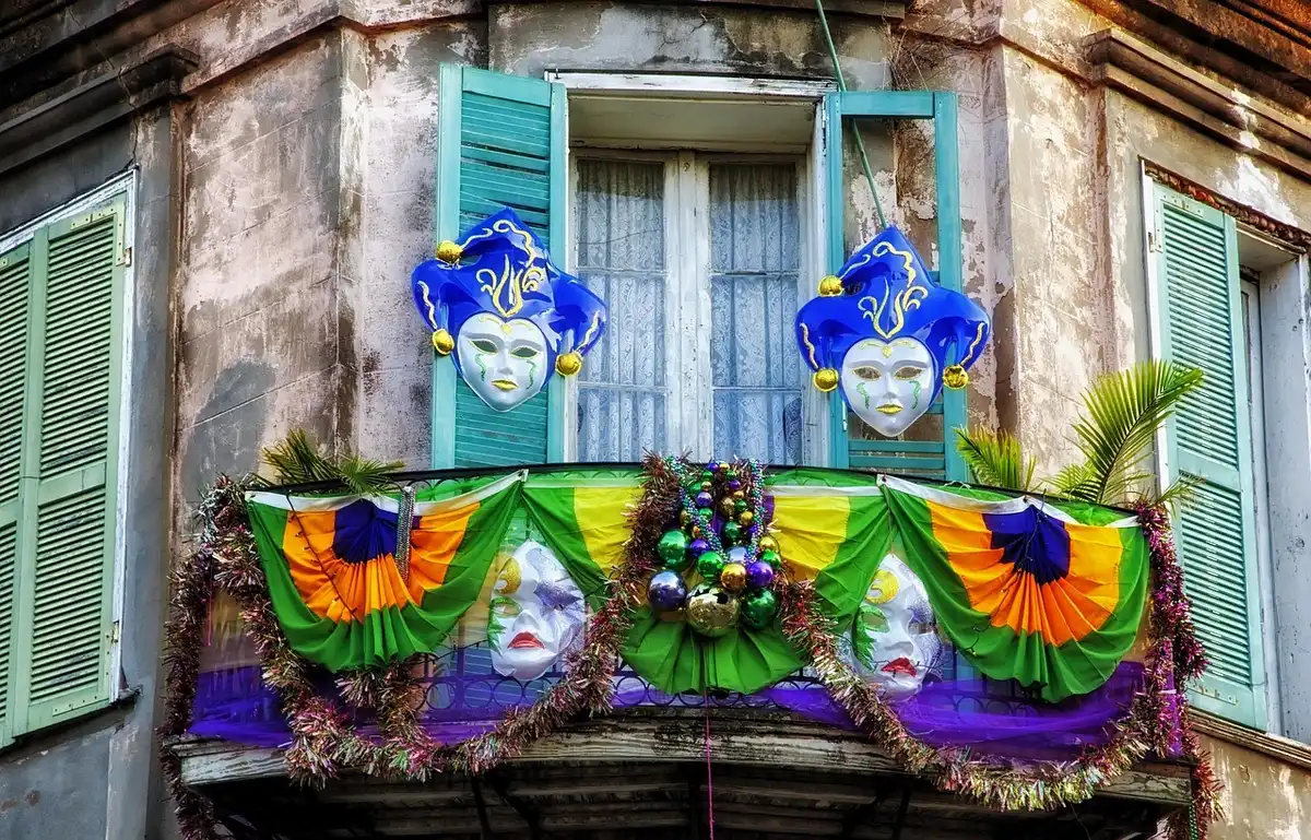 Balc&oacute;n con flores que atraen polinizadores como abejas