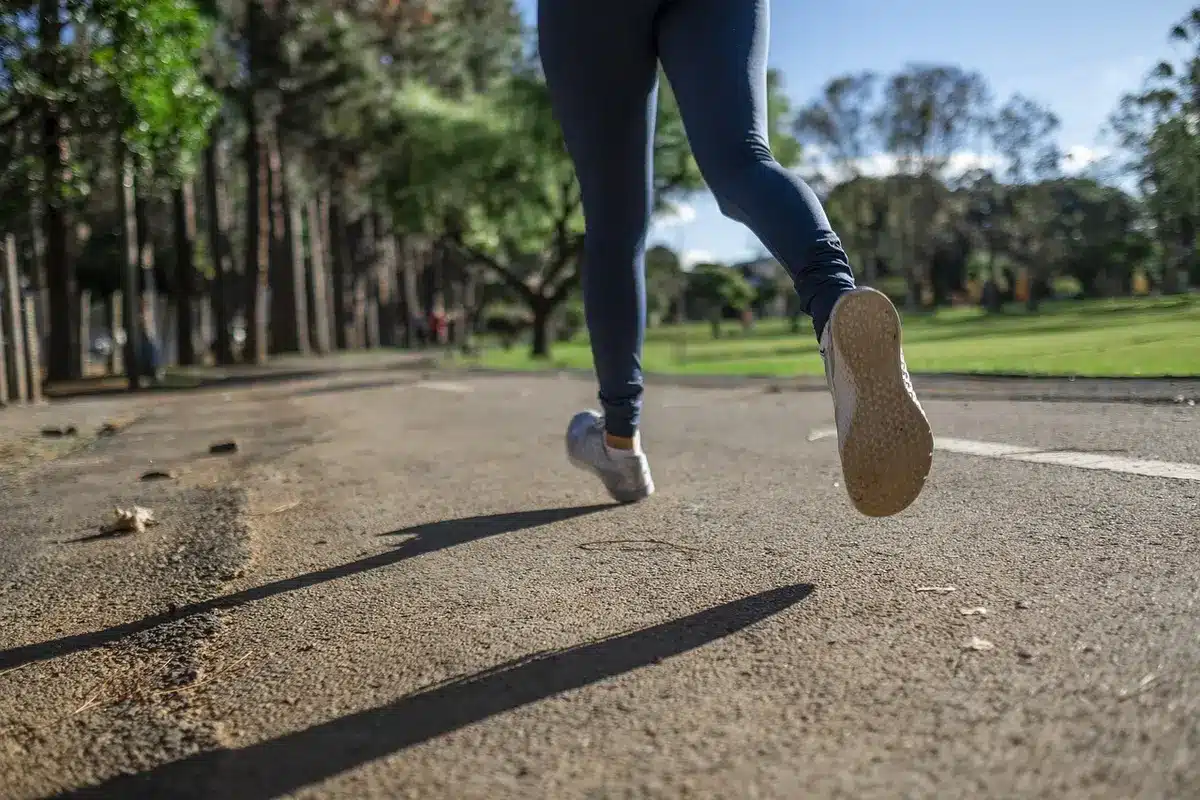 Manos con venda y saco de boxeo en un gimnasio urbano