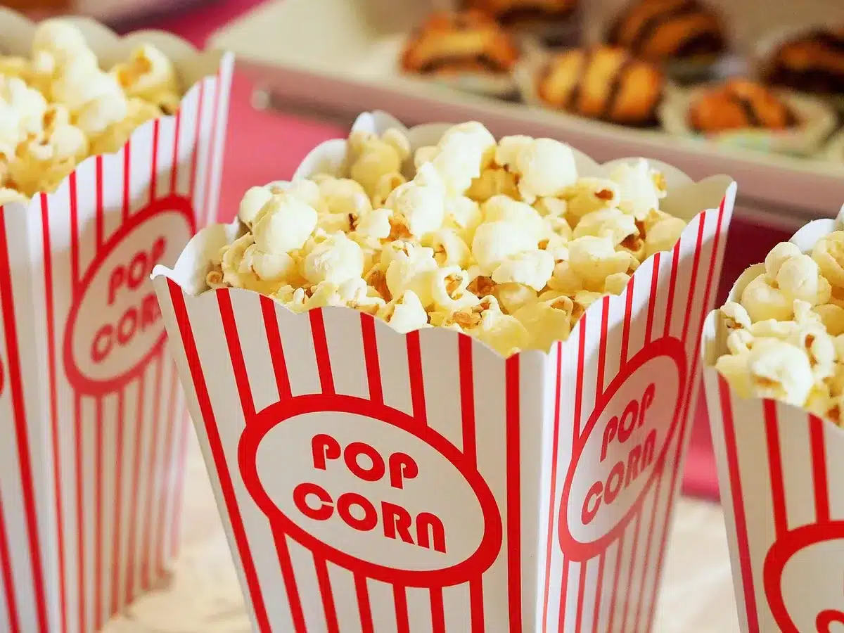 Público esperando en el vestíbulo de un cine antes del estreno