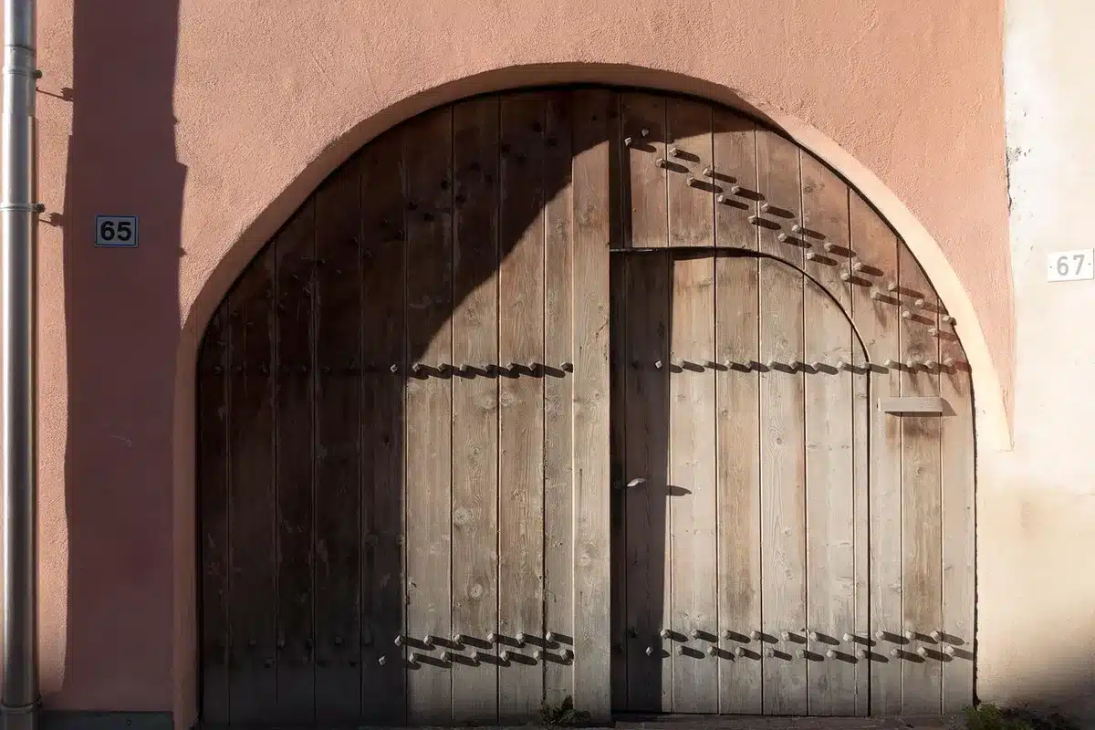 Puerta de vivienda con notificación de desalojo y policía en la calle