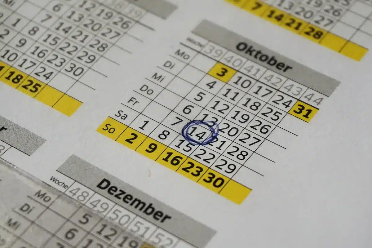 Calendario y pantalla indicando fecha de estreno en Netflix