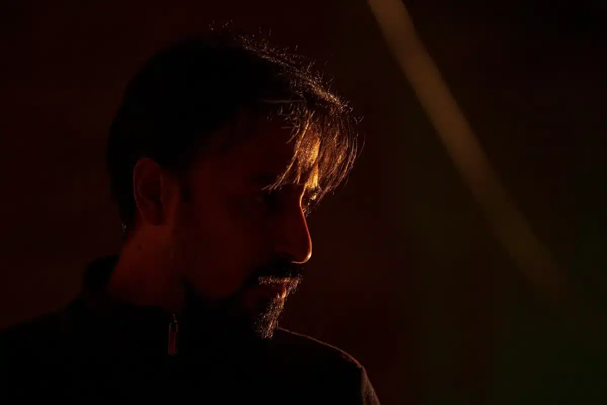 Primer plano de un actor en una escena dramática intensa