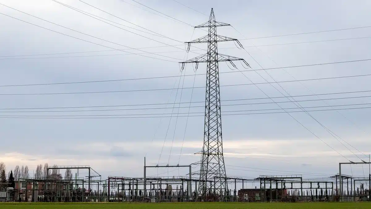 Trabajos en subestación eléctrica y líneas de alta tensión