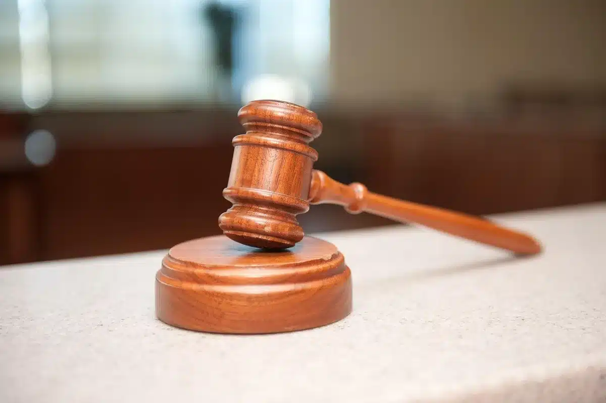 Entrada de un tribunal con documentos y expedientes relacionados con una sentencia