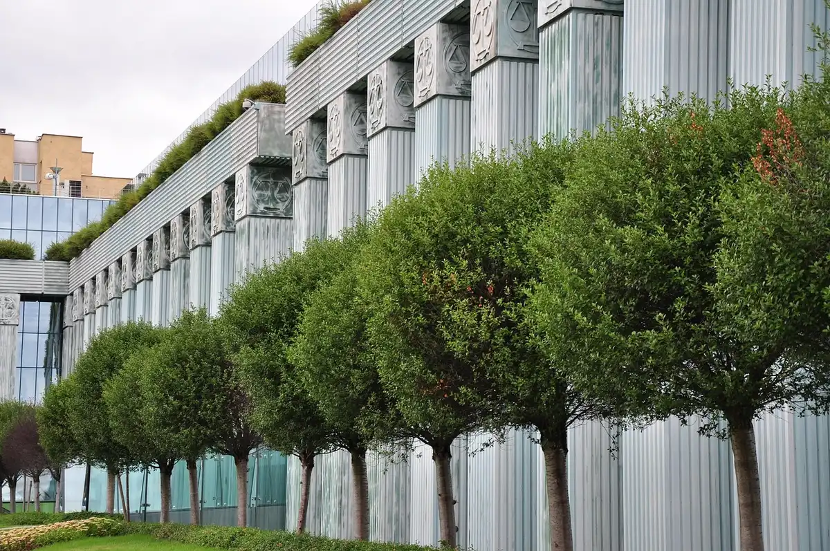 Fachada y escalinata de un tribunal supremo con cielo despejado