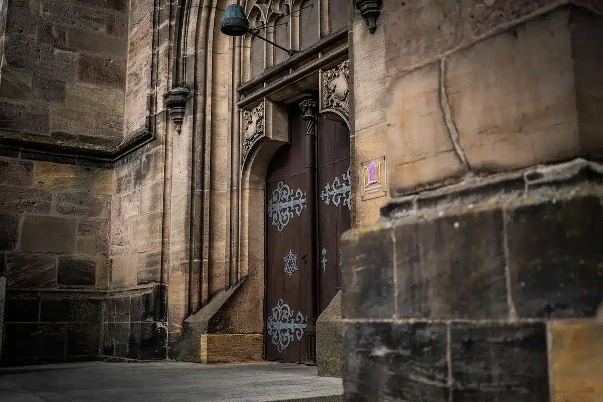 Entrada de un edificio judicial con barredora y escalinata, simbolizando la comparecencia ante el juez