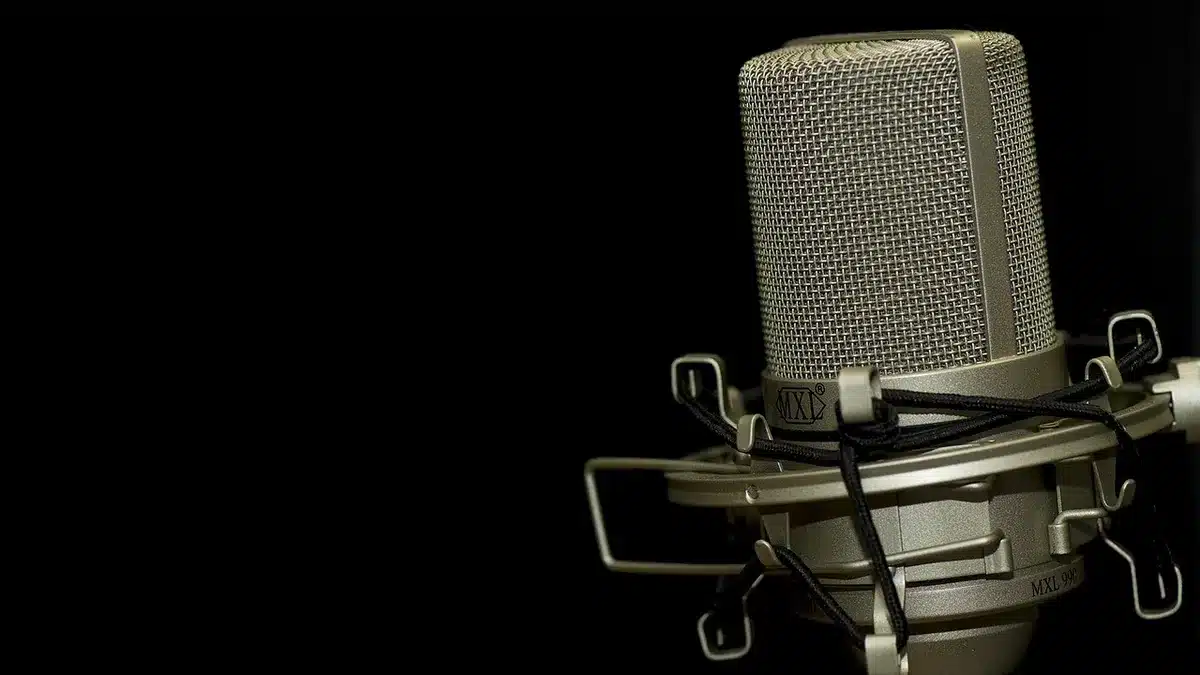 Estudio de televisión vacío que sugiere renovación de una cadena pública