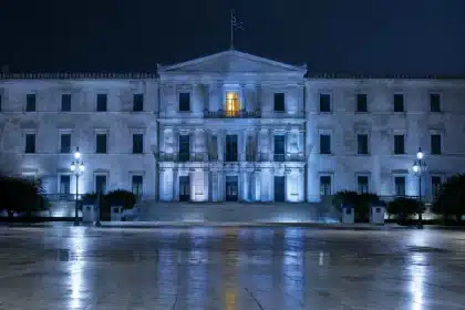 Comunidad de Madrid ilumina de azul claro la Real Casa de Correos en apoyo a personas