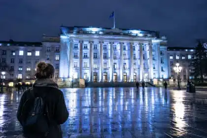 La Comunidad de Madrid ilumina Real Casa de Correos de azul claro en apoyo a personas