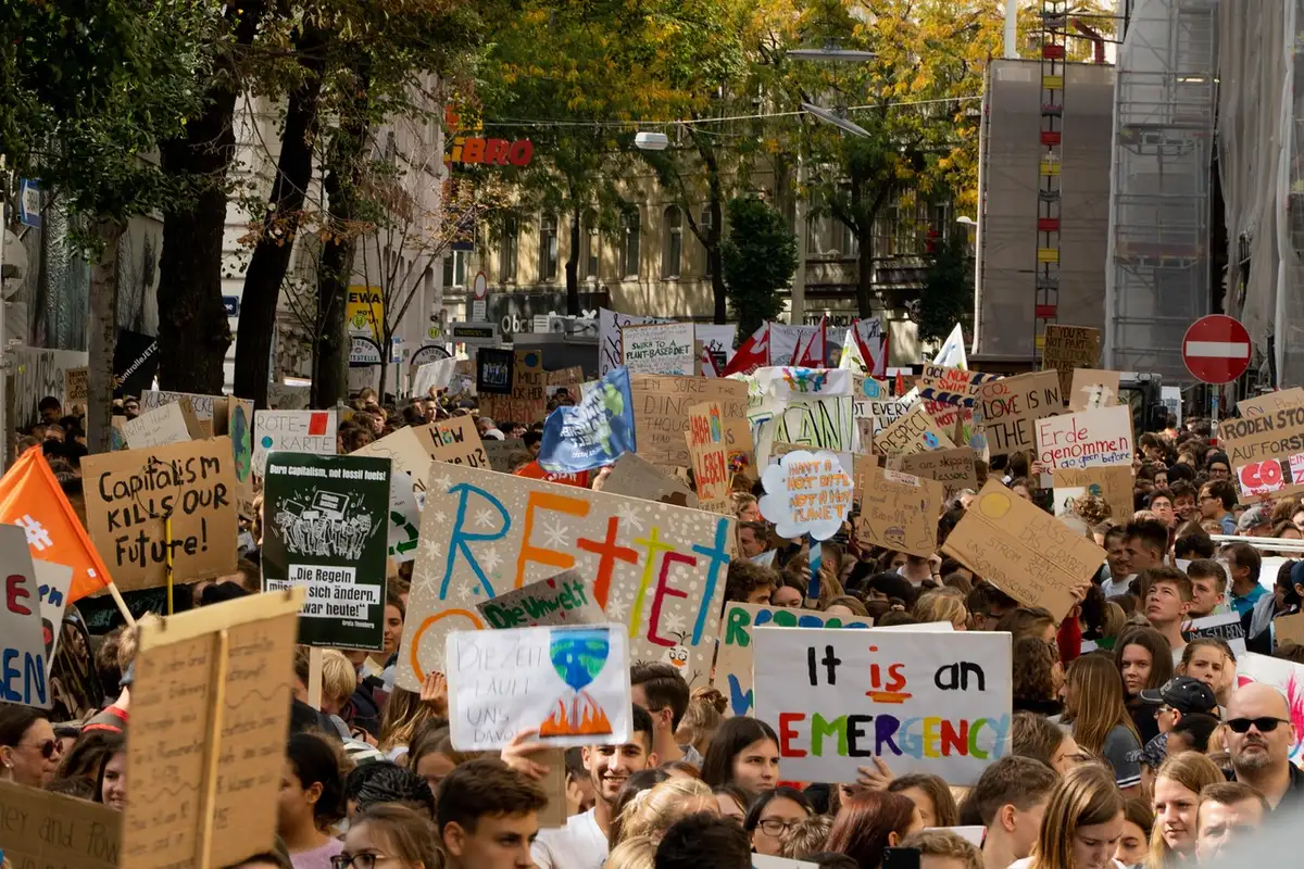 Manifestación de vivienda con pancartas desenfocadas y multitudes anónimas
