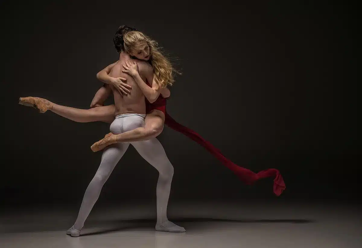 Dos manos entrelazadas durante un ensayo de danza