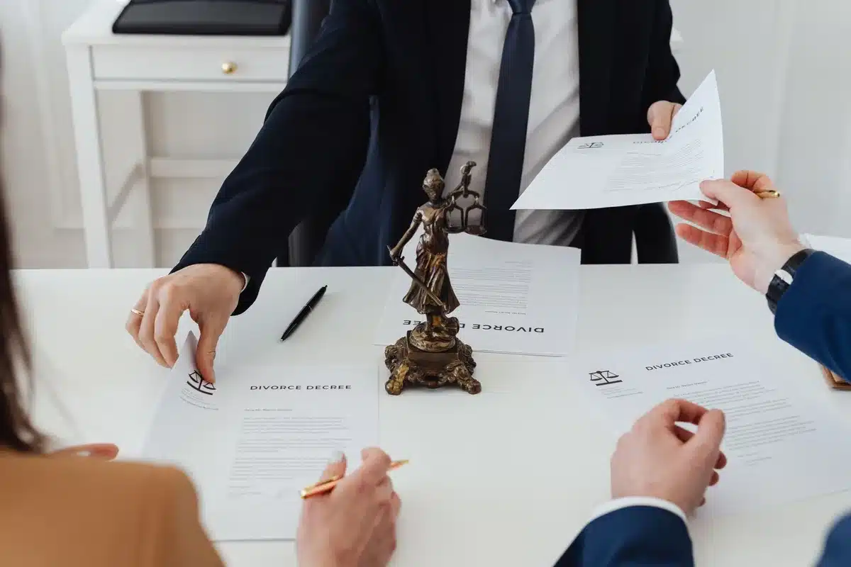 Documentos judiciales y mazo sobre mesa representando las acusaciones y penas solicitadas
