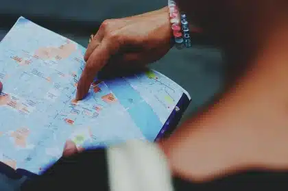 Manos anónimas sobre un mapa del Mediterráneo con marcadores de infraestructuras energéticas