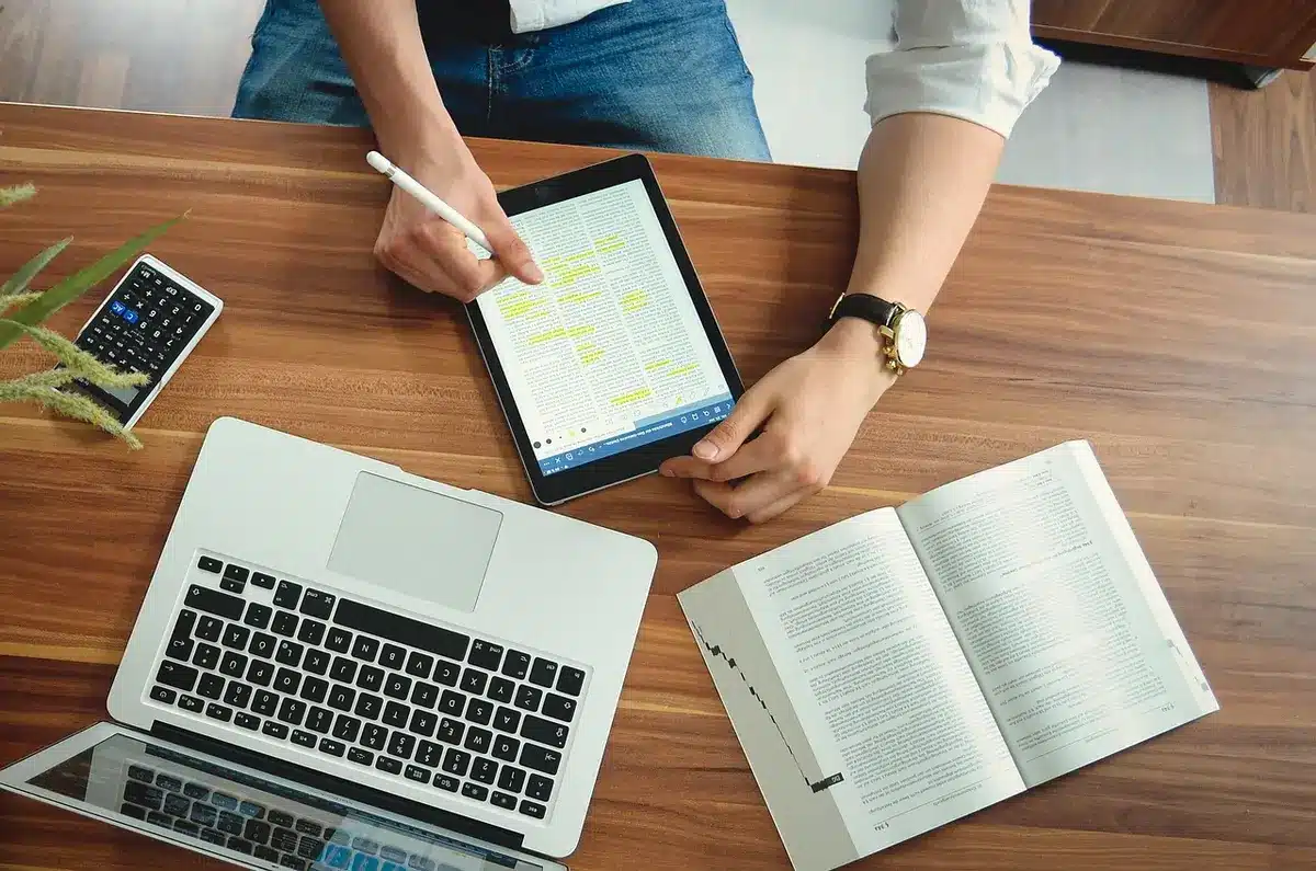 Alumnado con tabletas en el aula en proceso de digitalización