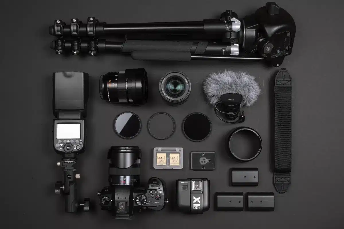 Claqueta y set de rodaje que sugieren un estreno cinematográfico