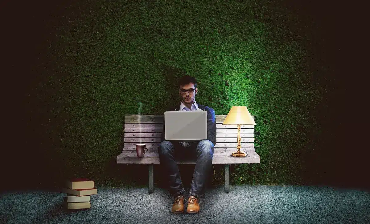 Manos escribiendo un correo nocturno en un portátil