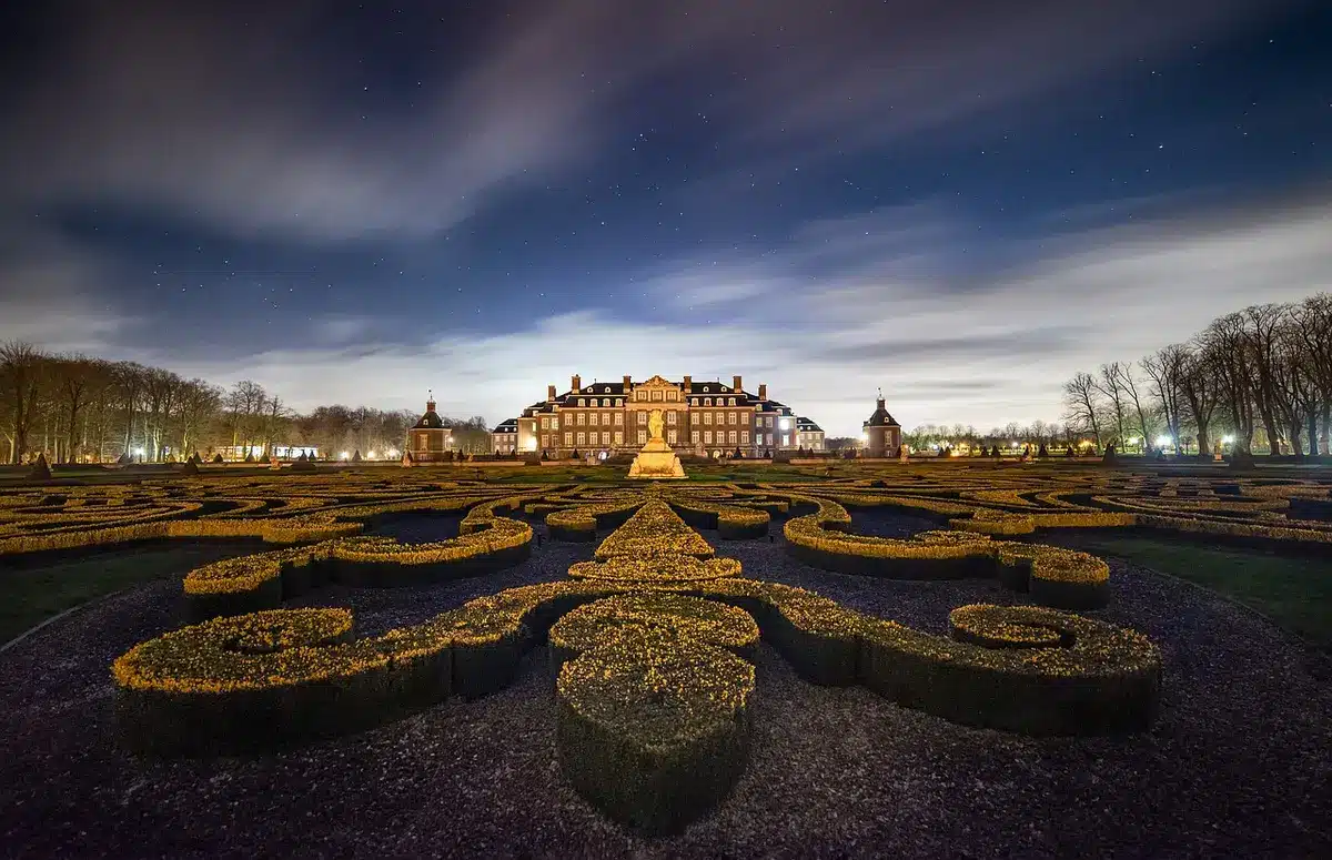 Jardín botánico con senderos y árboles centenarios