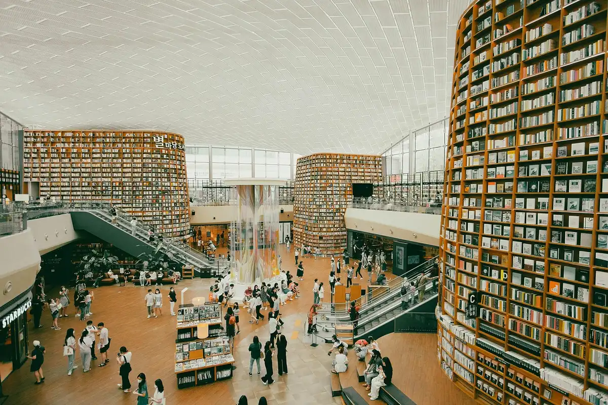Estudiantes trabajando en grupo en una biblioteca universitaria
