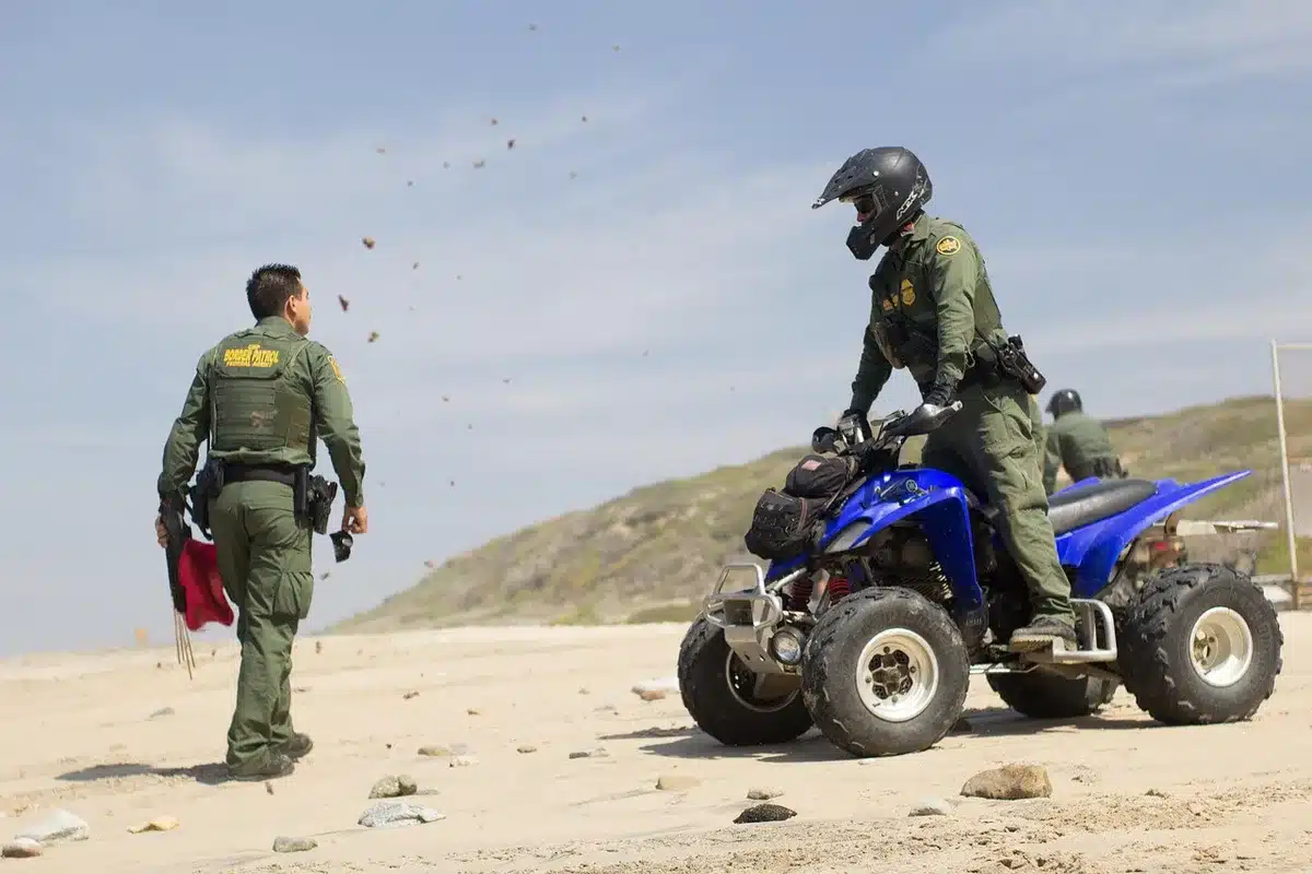 Valla fronteriza y patrulleras frente a la costa de Ceuta