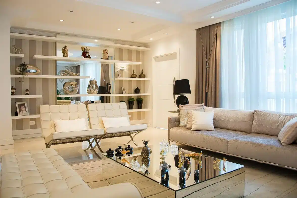 Sala con cajas de mudanza y muebles reorganizados